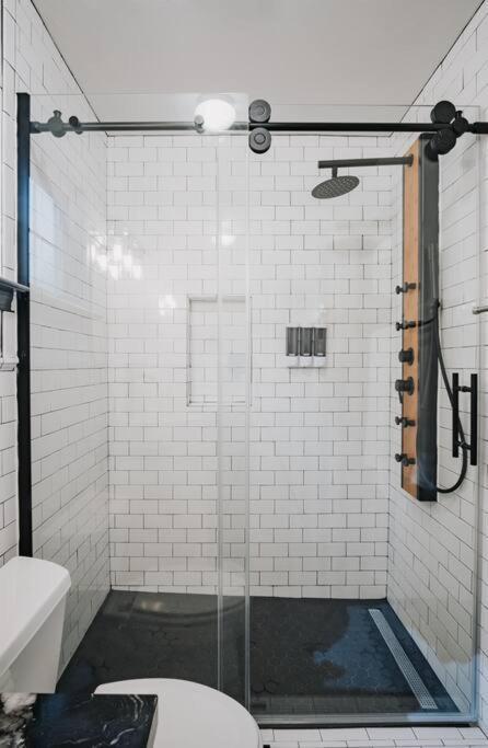 Gorgeous Upstairs Studio With Patio And Laundry Чико Екстериор снимка