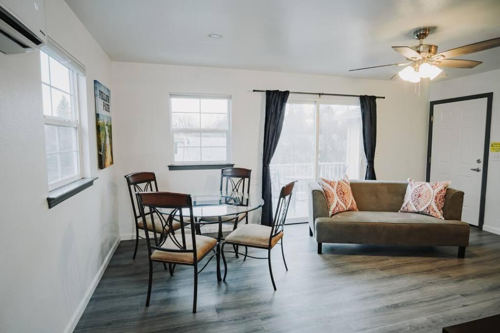 Gorgeous Upstairs Studio With Patio And Laundry Чико Екстериор снимка