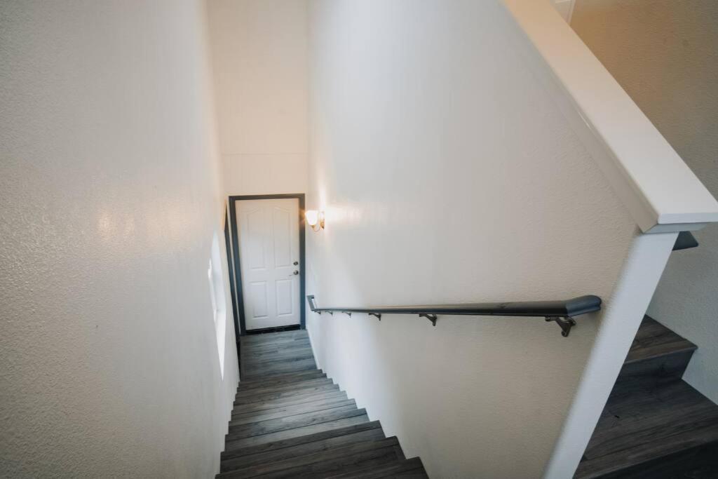 Gorgeous Upstairs Studio With Patio And Laundry Чико Екстериор снимка
