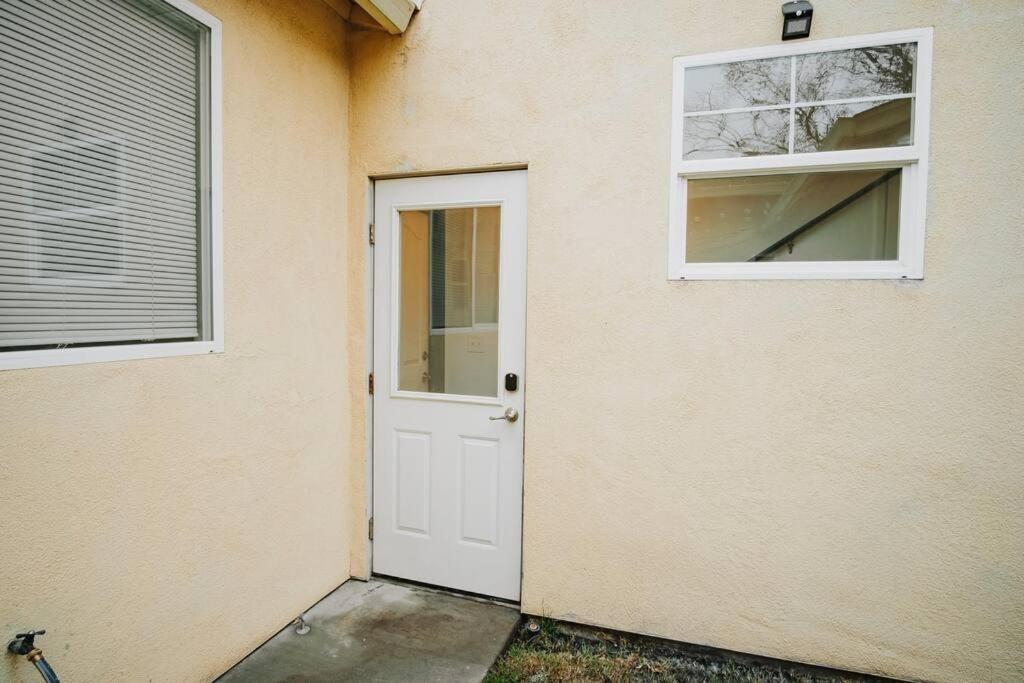 Gorgeous Upstairs Studio With Patio And Laundry Чико Екстериор снимка